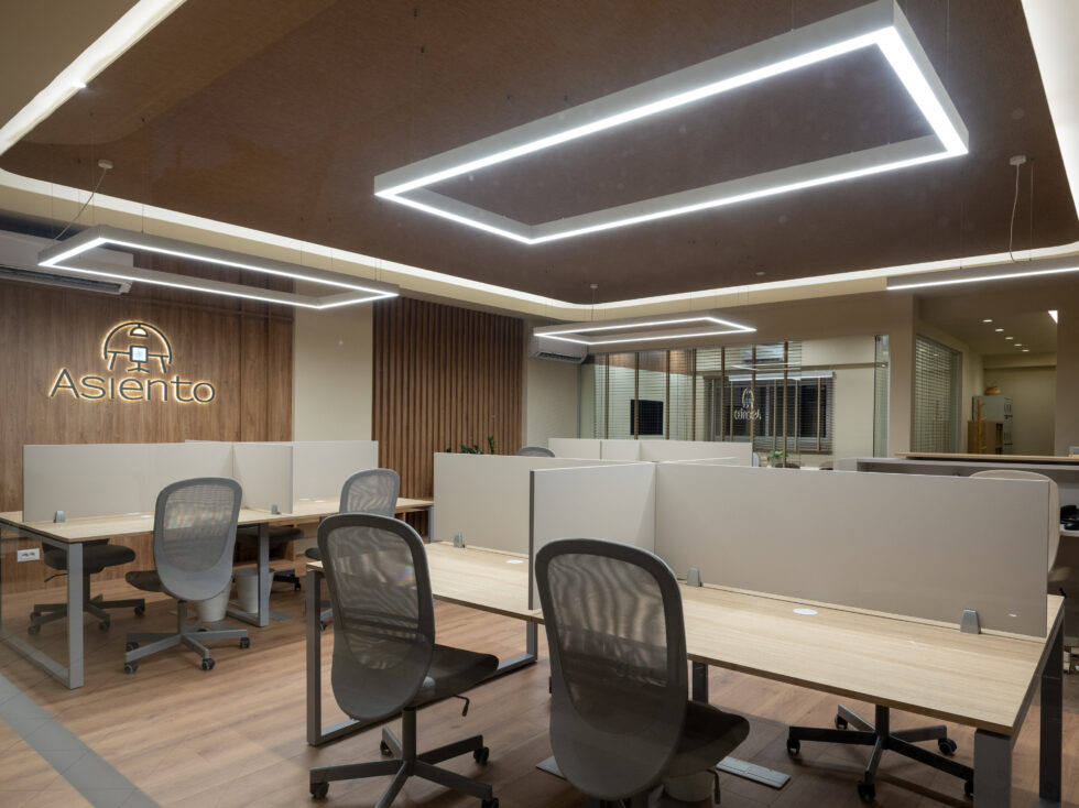 Μοντέρνος χώρος γραφείων με φωτισμό